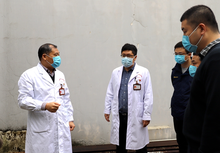 筑牢疫情防控防线朱小东院长带队深入医院旧宿舍区进行疫情防控检查